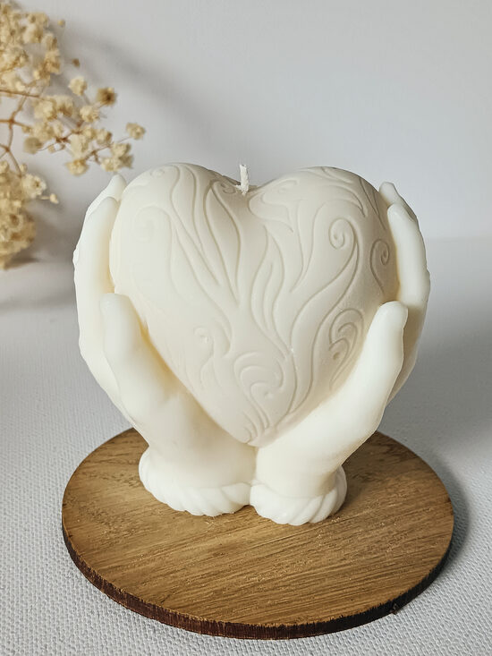 Rankų darbo sojų vaško žvakė "Širdis delnuose“